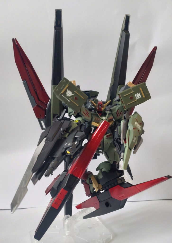 ポージングが画像に収まらないです。こんなナリですが、各パーツはガッツリくっついてますのでポロリはしません。本体のグリーンは成型色より薄め、支援機を濃いめで塗ってます。SDガンダムは派手めの印象がありましたので、金と赤色の配色を多めにしました。