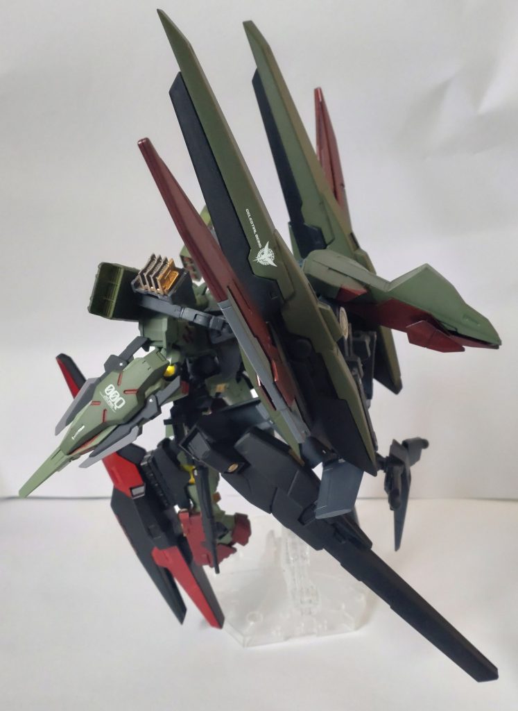 側面から。ザラキエルのバックパックをベースに武装等を追加しています。