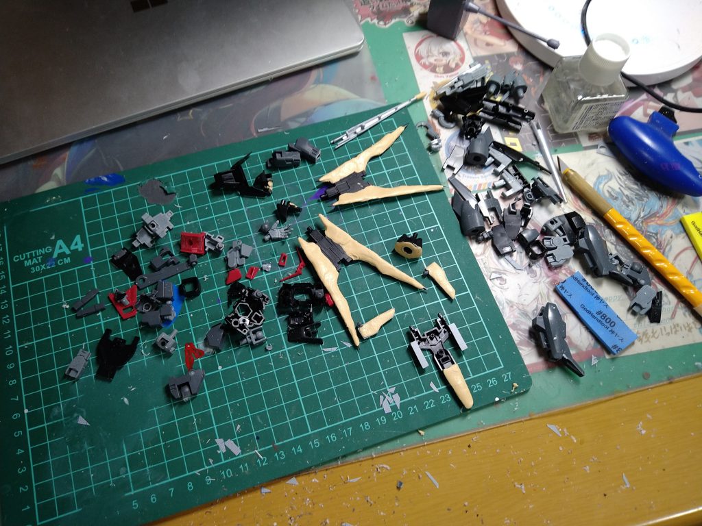 ここまで数多のAGE-2を作ってきましたが実はダークハウンドをパテ埋めしたりなどするのは初めてだってので少し大変でした。とは言えどマント以外は普段のAGE-2と変わらないので加工作業次第はそこまで長くはかかりませんでした。