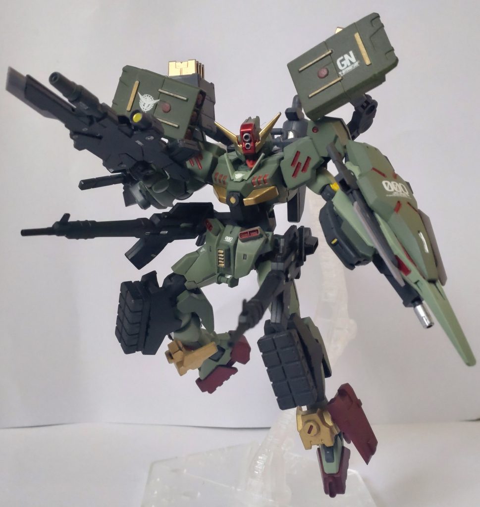 コマンドクアンタ単体です。アンテナ、肩パーツ追加、腕にバスターソード追加、腰アーマー形状変更と脚部にミサイルと装甲追加、腰にライフル追加と元々のカッコよさを残した（残せてるといいな‥）感じで改造しました。