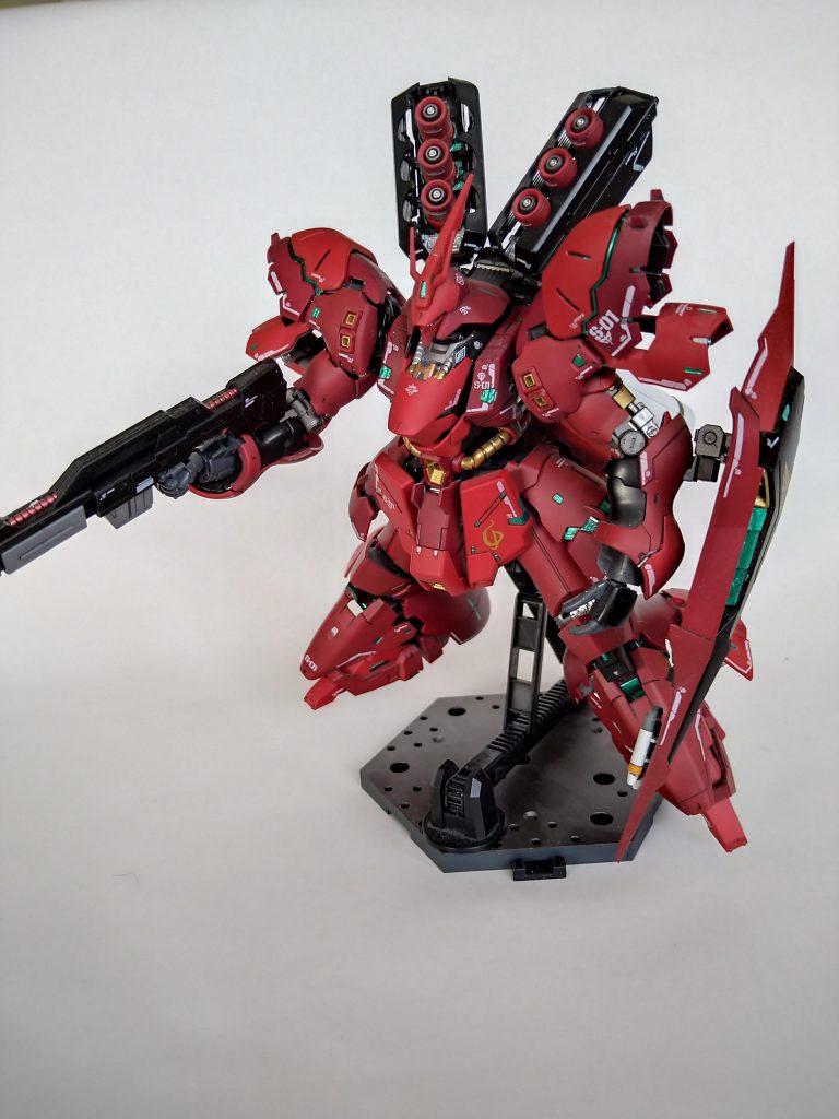 シールド内もサイコフレーム塗り分け。以前投稿したライバル機RGνガンダムに負けないように制作しました。ありがとうございました。