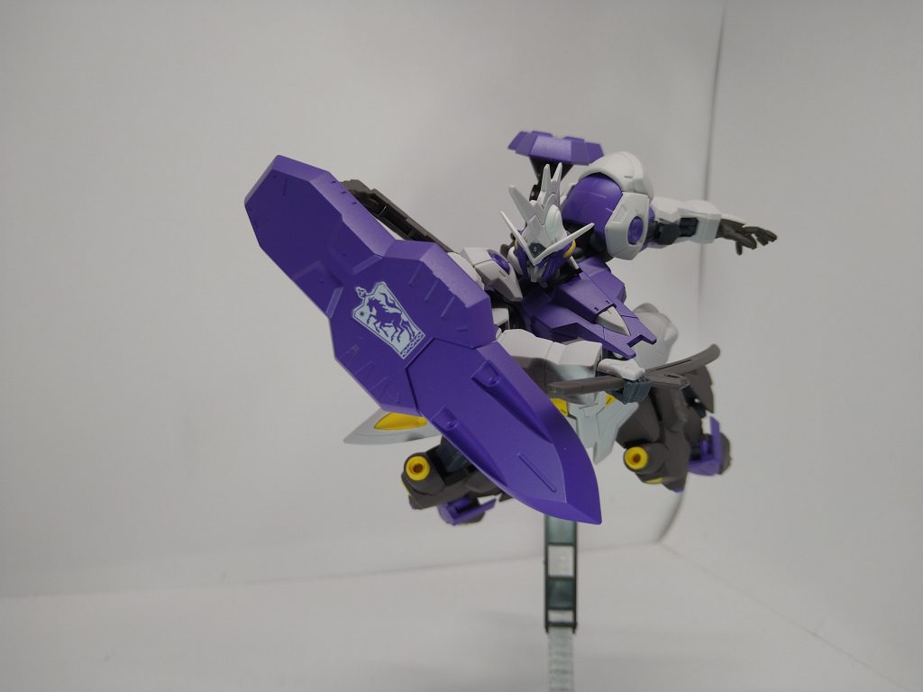 シールド部分のボードウィン家紋章はガンダムデカールを使用しました。ここまでの写真みて気づいた方はいるかもしれないですが今回のポージング、エクバ内のキマリスヴィダールのモーションを参考にとらせてます笑以下はポージングを何枚か
