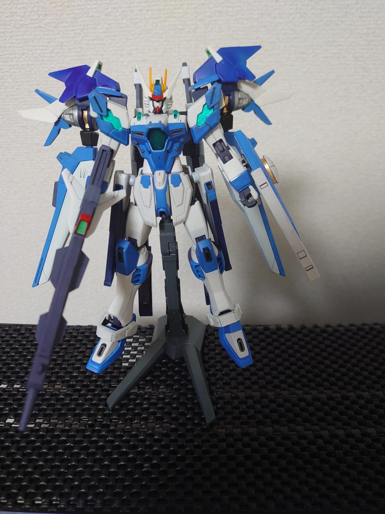 ガンダムヘリオスをベースに手足をインジャにして翼と頭をダブルオースカイとアメストフリのパーツで改造しました。