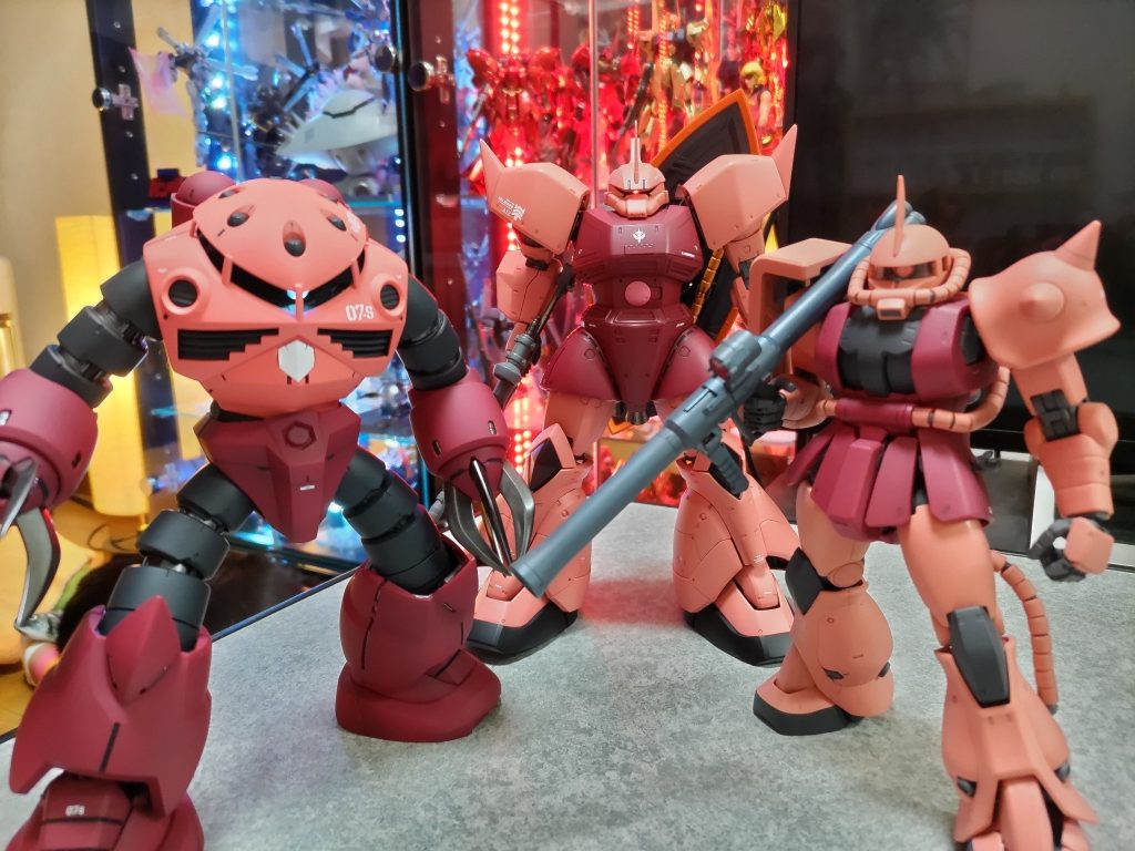 過去作のMGシャア専用機と一緒に。