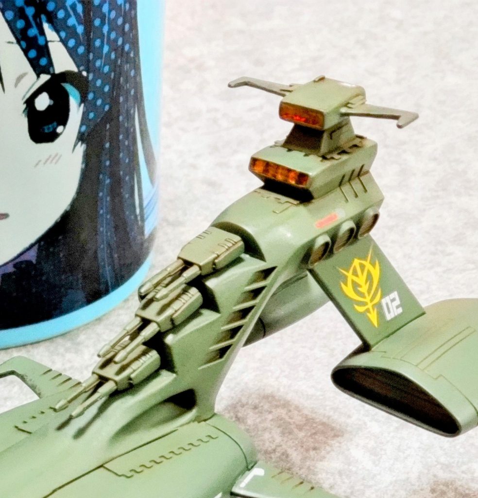 ブリッジ周辺の段差が酷かったので、ディティールアップがてらプラ棒とプラ板でアラを隠しています。窓はガイアノーツさんのUVジェルクリアです。