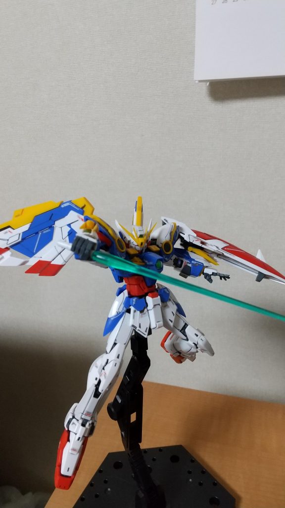 ビームサーベルで斬りかかるウイングガンダムの図  薄くですが、トップコートも吹いてみました。（トップコート薄く吹いておいたの書いておくの忘れてたw）画像だと分かりにくいですね。すみません。（写真の技術も上げないとww） 