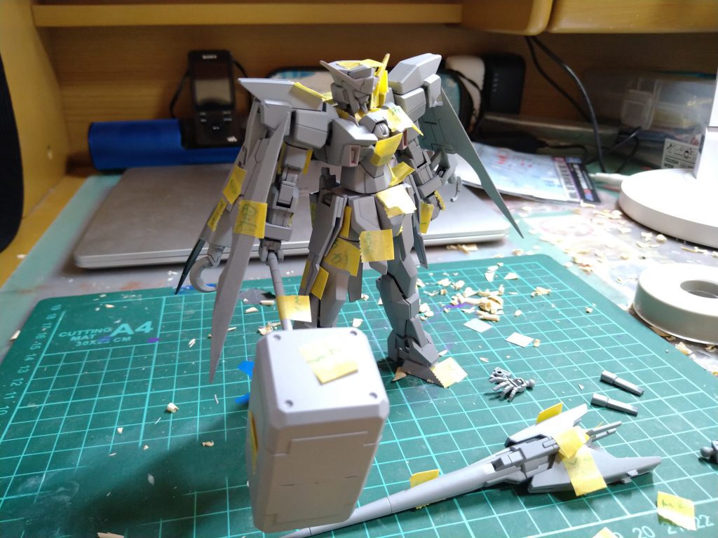 今回は塗装箇所を細かく指定する為初めて事前に色分けをマスキングテープで決める作業を行いました。これがなかったらかなりヘンテコな色わけになっていた可能性もあったかも……