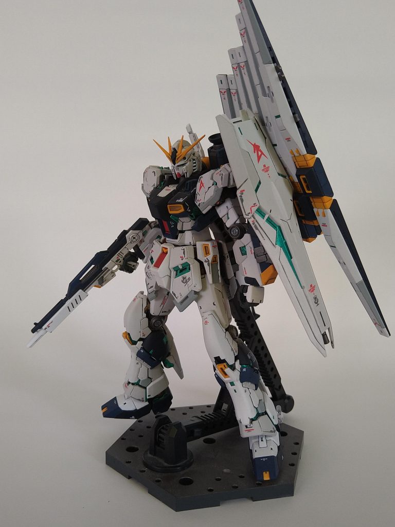 外装はホワイト、グレー３色、ダークブルー２色で塗装しました。