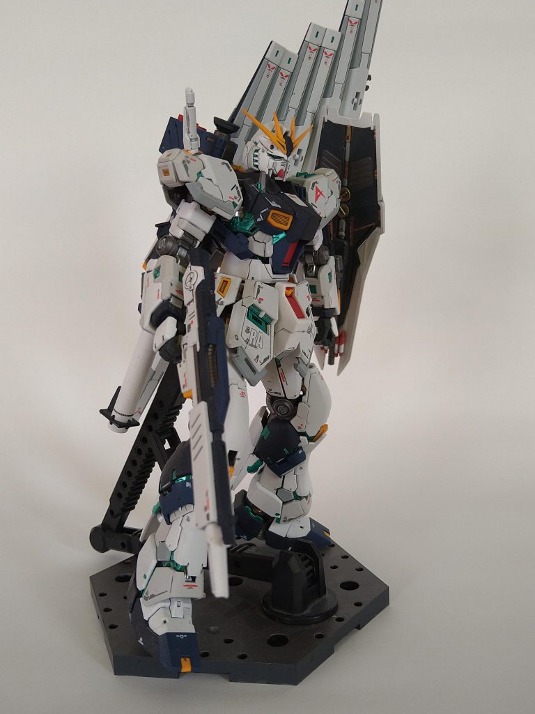 外装から内部フレームが見える部分はメタリックグリーンでサイコフレーム仕様に塗り分けしました。