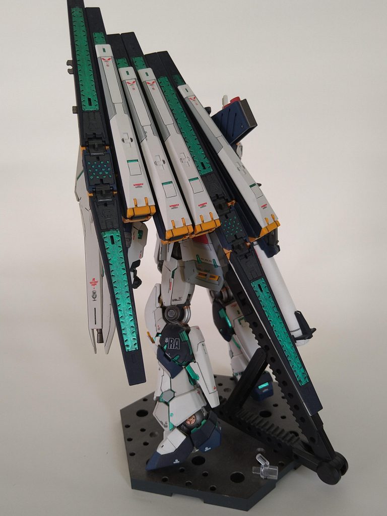 フィンファンネルもサイコフレーム仕様です。