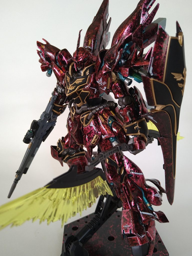 ゴールドメッキ部分は溶剤でメッキを剥がしてゴールド塗装しました。黒部分はつや消しです。