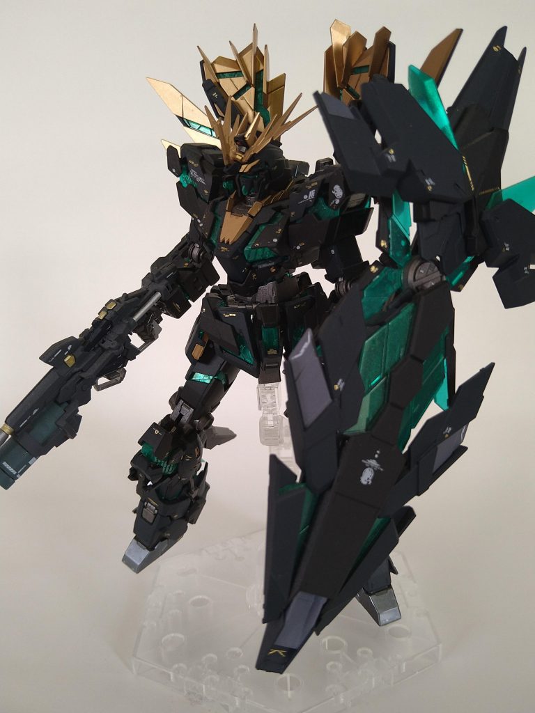 外装をブラック、ダークブルー２色で塗り分け、サイコフレームはクリスタルカラーのトルマリングリーンで塗装しました。