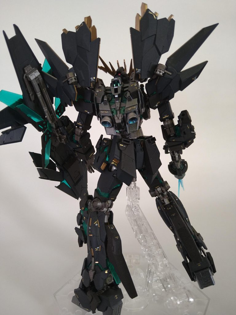 足、バックパックの黒部分はクリスタルカラーのムーンストーンパールで仕上げました。