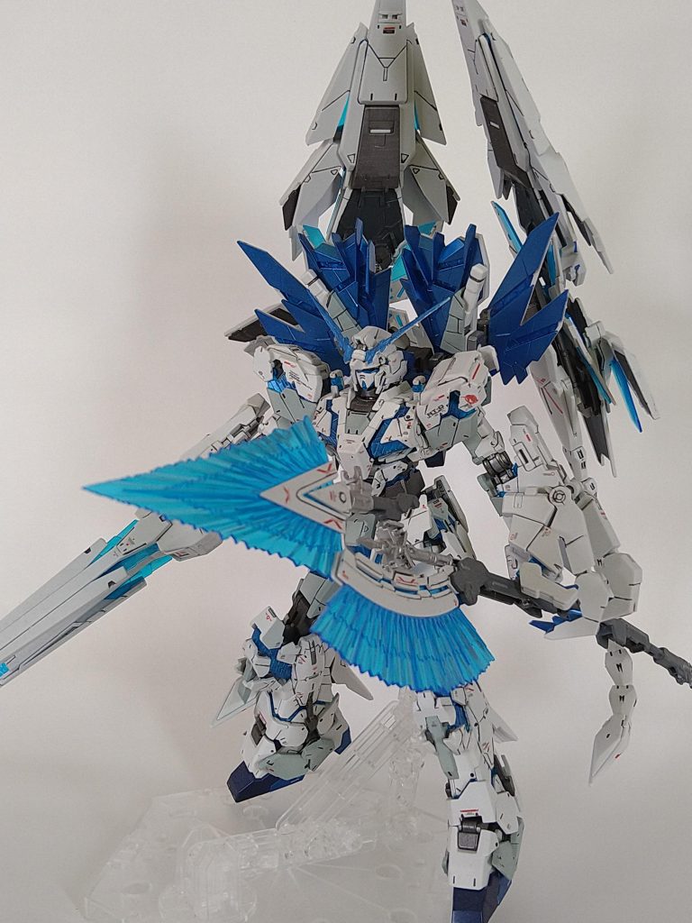 ホワイトとグレーで塗り分け。サイコフレームはMrカラーのクリスタルカラーのサファイアブルーでキラキラ表現しました。