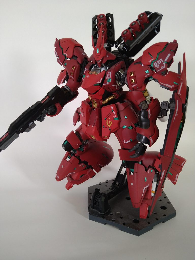 外装はレッド３色内部フレームが見える部分をメタリックグリーンで塗分けしました。