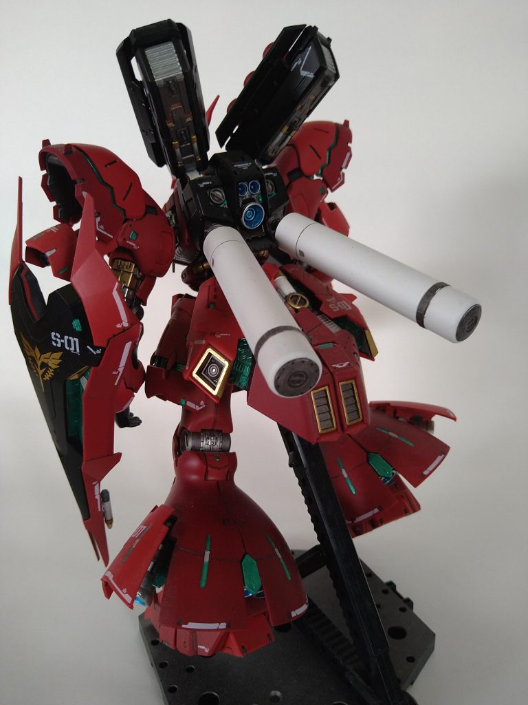 後ろのタンクはホワイトが好みだったので白に。バックパックもメタリックグリーンに塗り分けです。