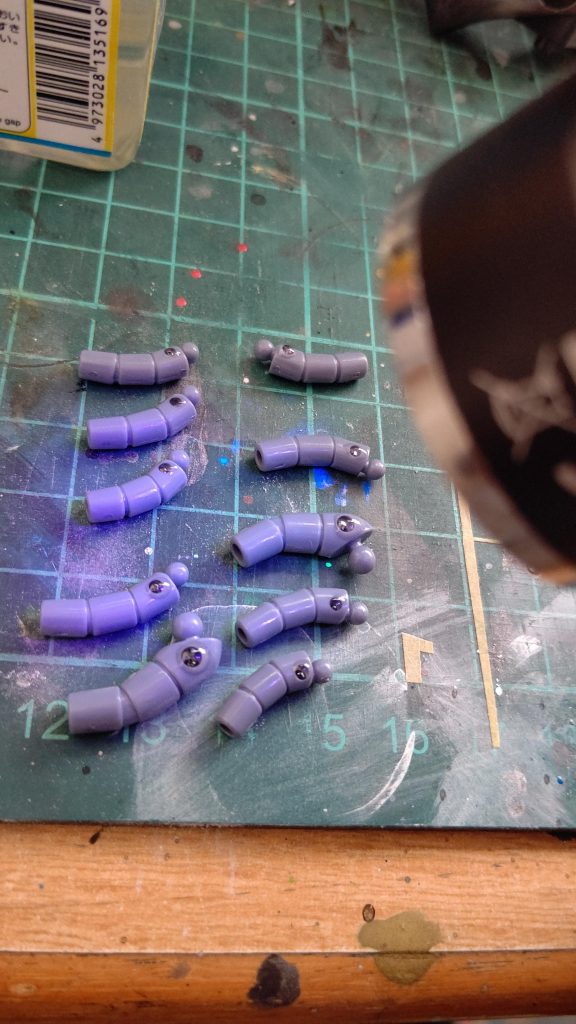 ABS素材の指に謎に穴開いてたのでUVレジンで埋め。なんでこんなところに穴開けたのか