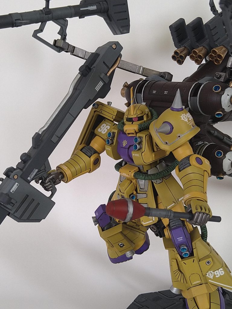 外装をパープルとイエロー２色を使って再現しました。ビームバズーカはオリジン版ドムから持ってきました。