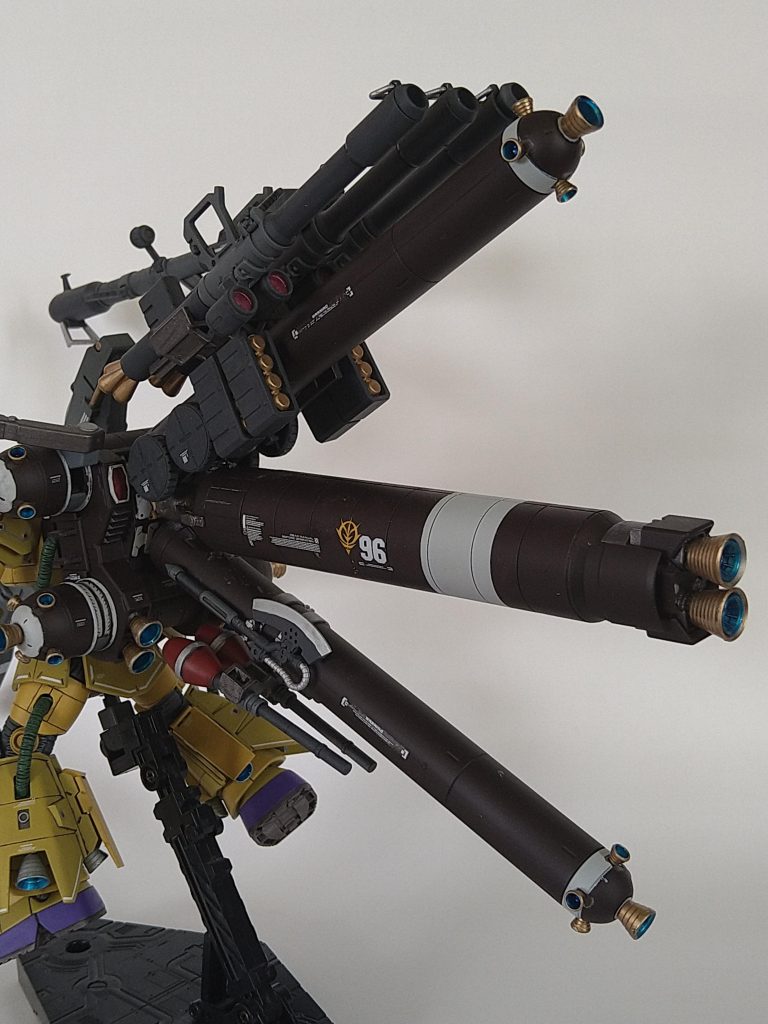 バックパックはMGのようにプロペラントタンクを増やし配色も参考にしました。ちなみにプロペラントタンクはRGフルアーマーユニコーンから持ってきました。