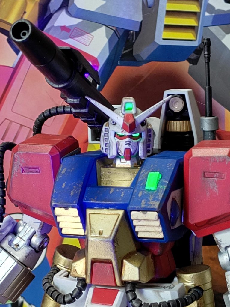 目は蛍光塗料で光ります。