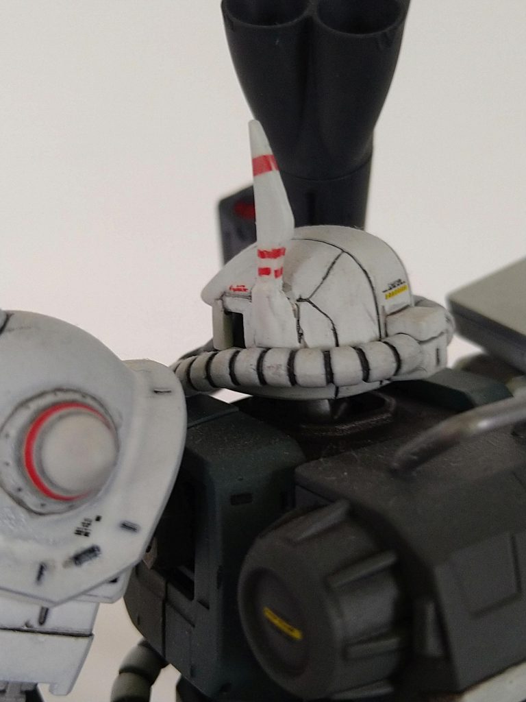 サイドのブレードアンテナはヤスリで整え、パテで固定しました。