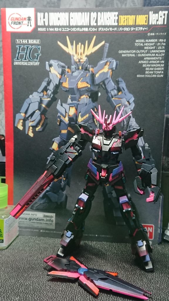サイコフレームはシルバーの上に蛍光ピンクで塗ってます。他にはシルバーの後ピンク吹いてからメタルブラックでぼかしたり、蛍光ピンクとメタリックブルーでぼかしたり、サファイアブルーパール上にのせたり、蛍光グリーン、ブルーも少し使ってます。