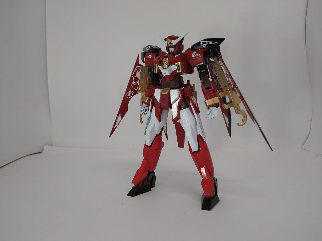 今回は先述の通り宝鐘マリン専用機です。全体の色も彼女の通常衣装の色合いや先駆者の作品を参考にしつつカラーリングを考えました。全体の色は赤をベースにしました。サブカラーとして黒、白を入れ、所々に金色を差し込みました。関節は彼女のタイツ(??)の色である茶色で塗装しました。