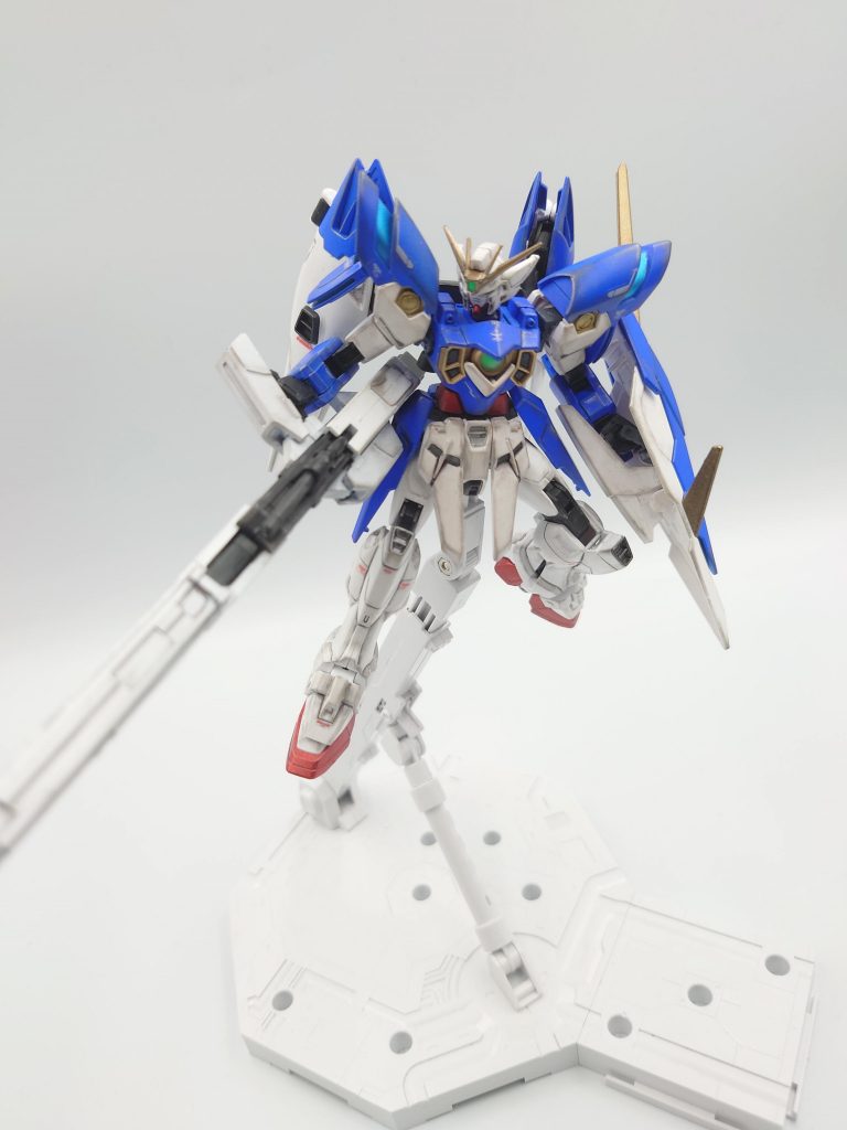 武装はバスターライフルREVIVE、ビームライフル(サーベル+ハンドガン)、シールド、マシンキャノンという設定ビームライフルは右腕に接続し使わないときはそこに収納設定です。(右手にビームライフルつけ忘れてます。。。)本当はフェニーチェリナーシタのバスターライフルも腰とかにつけたかったのですが時間がなく今回は諦めました。。。