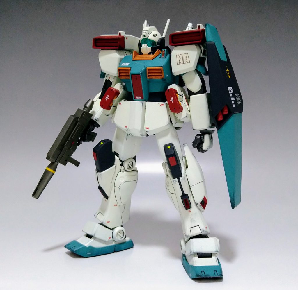 改修点は以下の通りです。・カメラアイ中央部に市販パーツで囲いを作成。・二の腕、太ももにスジ彫り。・各センサー(ビームライフル、胸部等)に市販のクリアパーツを埋め込み。・手首の装甲を一部別パーツ化。・ビームライフル先端の突起を削除。レッドチップ埋め込み。