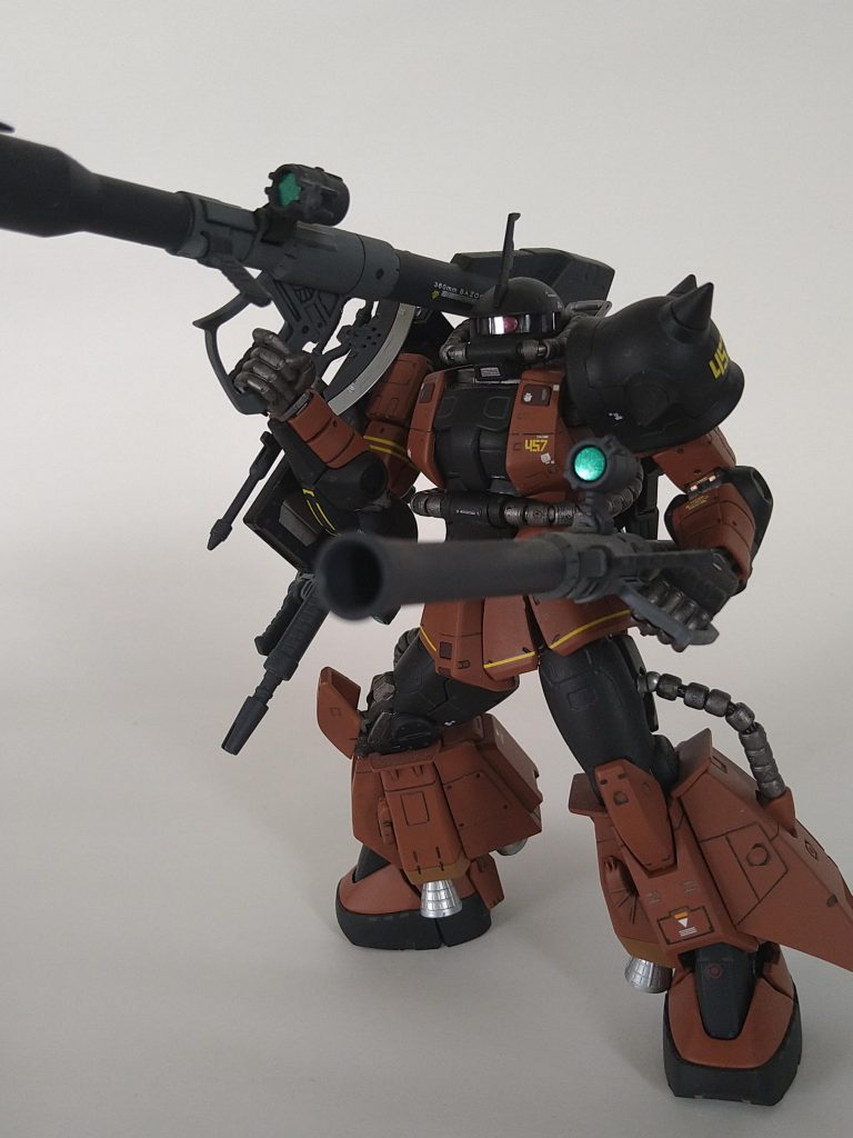 とてもバズーカが似合うザクⅡになりました。