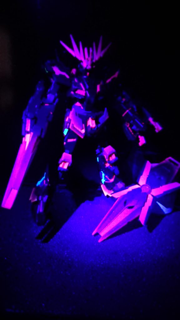 完成してからブラックライト当てるといいらしいと知って、100均でライト付きペン買ってきました。全体に当てるの難しいー。
