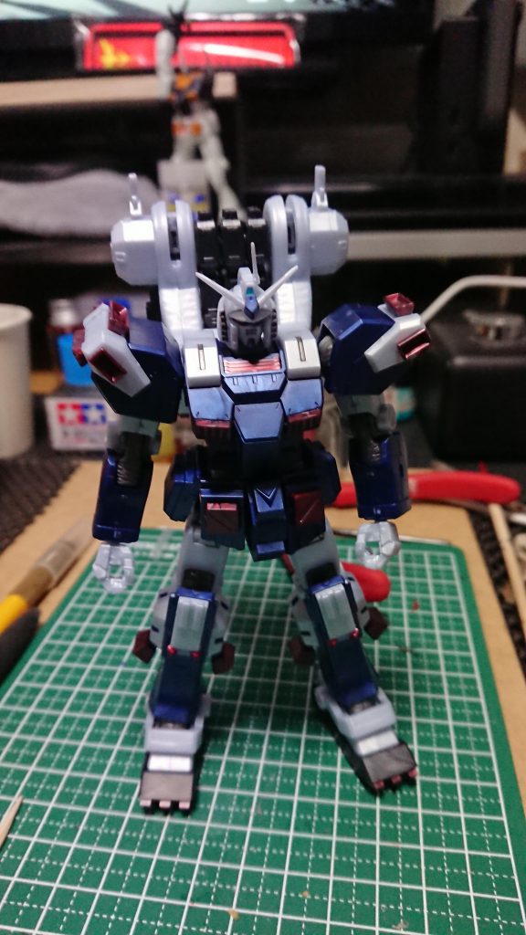 リミテッドメタリックということで塗装しないで完成する予定でしたが、なんか変、オモチャ感が…ってことで塗装することにしました。