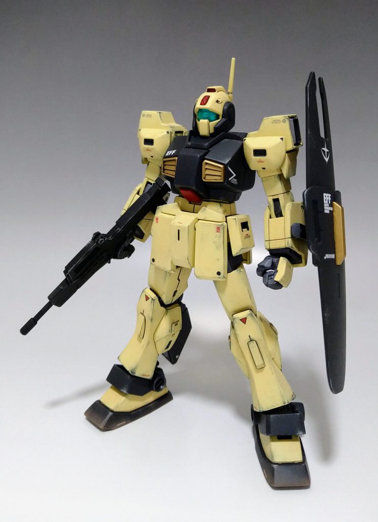 ガンダムUCに登場するトリントン基地配備機のつもりで作りました。地上で使われている機体なので汚しています。ウォッシング、ドライブラシ、剥げチョロと色々…