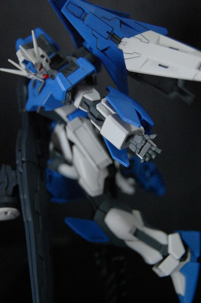 　はじめてスプレーで塗装してみたのですが筆塗りよりはるかにキレイに塗れたので驚きでした。EGストライクガンダムはくそ安いし元々の出来は良いしすぐ組めるしで、手を加えることのハードルが低くていいキットですね。