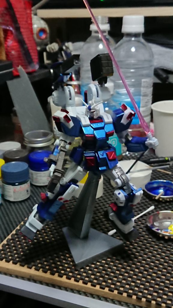 途中でポーズ。青は少し明るいメタリックを作りました。