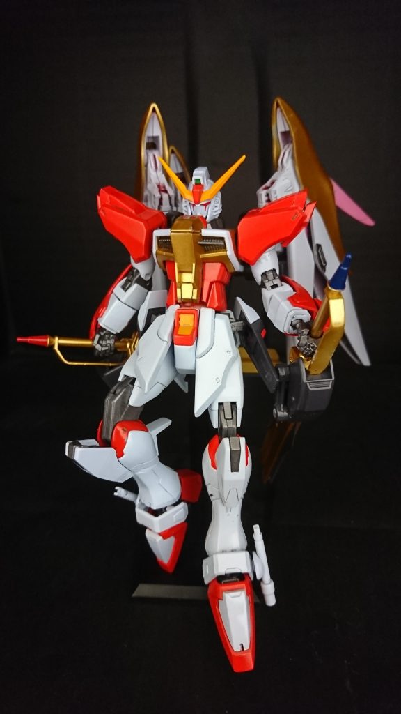 見えづらいですが、背中の鞘の部分のパーツを、サイドアーマーに接続しました。デスティニーにしろ、シン・アスカにしろ、CE73のあとにオーブに行く確率はあるだろうな…という仮定で作ってます。なので、一部ゴールドに塗装して、え？アカツキと一緒よ、ビーム弾き返すよ？ということにしておいてください。全身ゴールドに塗るのは、私が嫌なので、予算の都合で、一部だけ、八咫鏡だぞ…ということでお願いします。