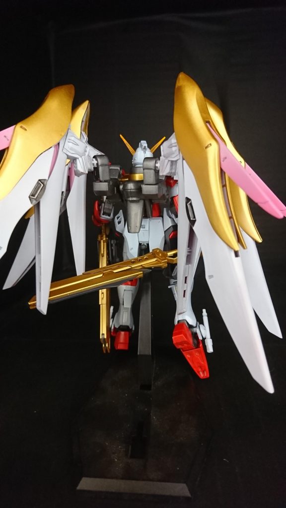 バックショット。コトブキヤのバーツを使い、接続しました。関節を追加してありますので、羽は、かなりアグレッシブに動くようにしてあります。デスティニーの羽の可動範囲の狭さは、前々から気になっておりますしたので、作るきっかけは、これですね。