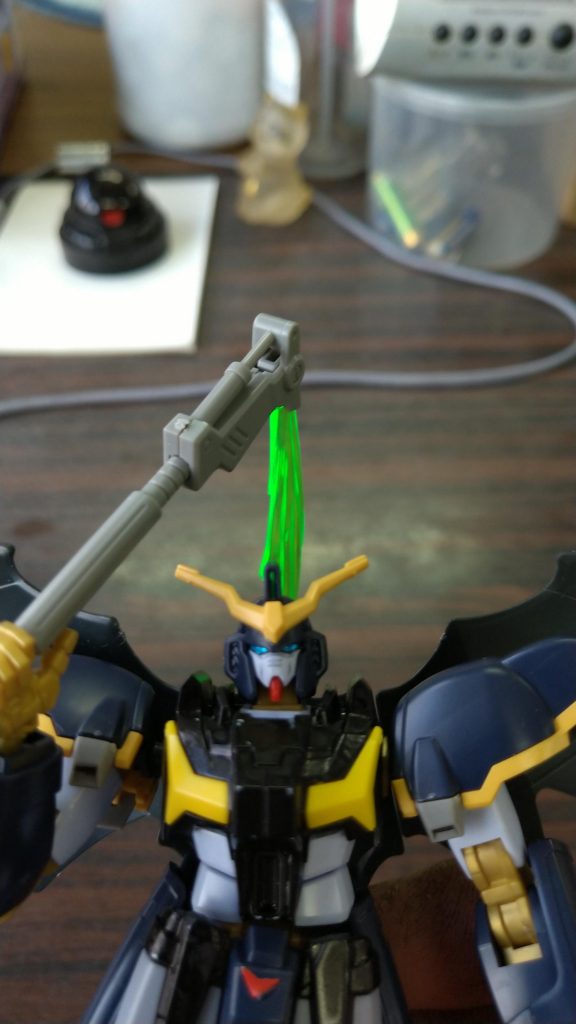 顔のアップ。ツインアイは折角なのでリヴランスヘブンの付属のシールを使用。後ろのカメラにも同じシールを使っています。