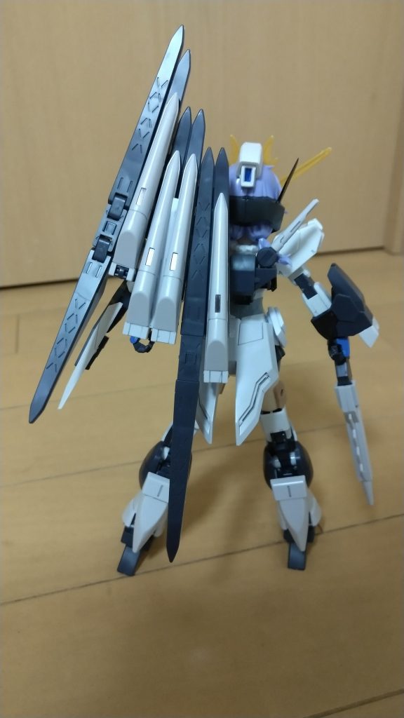 後ろはこんな感じ。ファンネルが重く、さらに股関節のパーツがやや緩いため後ろに倒れがち……ガンダムは使い過ぎだっ！！(by.整備兵)