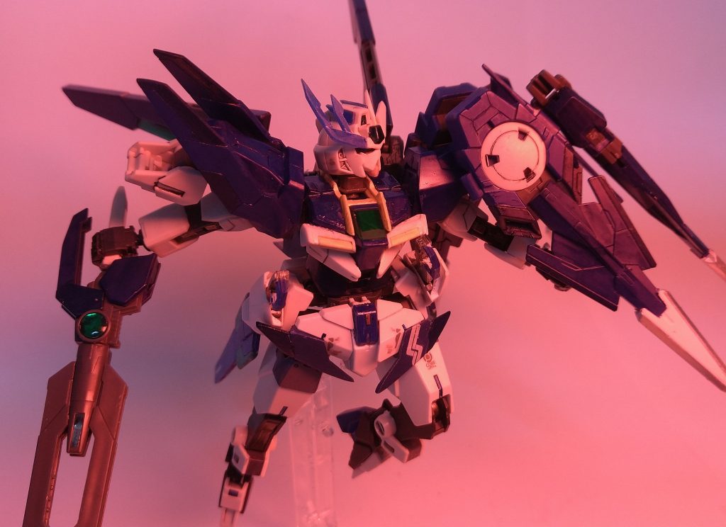 赤い照明を使ってトランザムっぽく。本機はナイトロシステムやファントムライトも搭載しているのでシステムの化け物です(笑)。コアガンダムのくせに危険すぎる…!今回は関節をRGっぽく塗り分けてみたり、スジボリに合わせて塗り分けてみたり、表面処理が甘かったところを丁寧に処理し直したりと、気になっていたところややりたかったことなど色々やってみました。自分では満足しています。もうこいつの改修はこれで最後になるかと。最後に写真を何枚か。