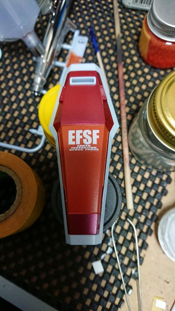 シールドは4枚あるのでマスキングして塗り分けのあとサンダーボルト用デカールをシールド用に2組買いました。撮影で改めて見ると、シールド裏仕上げてなかった…。撮影であまり写らないようにしました。今思うともう少し頑張って丁寧に仕上げれば良かったなーって思います。