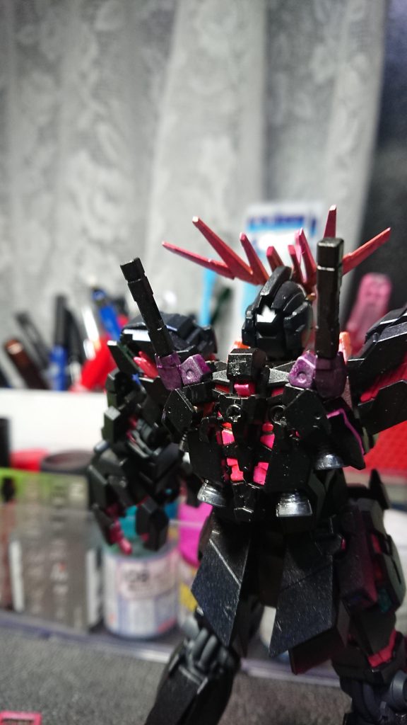 シールドを背中に固定するパーツが折れてしまったので固定穴に黒いビスをつけました。