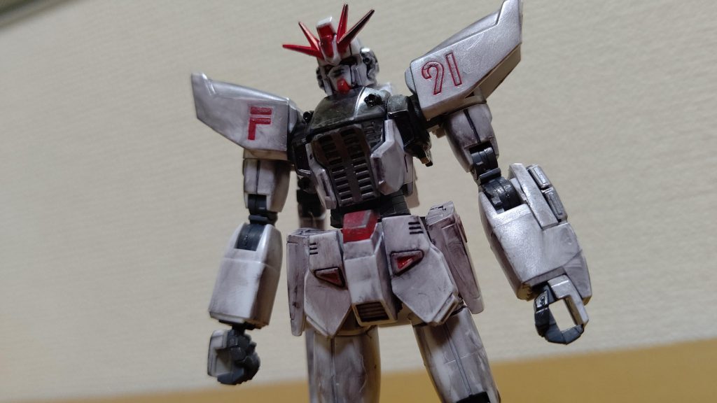 上半身を拡大し、正面左下から。制式機とは異なるフロントアーマーの形状は、先のF90の意匠が残っている。M.E.P.E.を初めて採用したのが本機で、使用する度装甲が代謝されてしまう為、塗装が禿げ金属光沢が露出する。後に、冷却機構が設けられる様になるが本機にそれは存在しない。使えば使う程、機体が軽く僅か機動性が上がる。他方で、装甲が徐々に薄くなっていく欠点を持つ。また、V.S.B.R.はまだ不完全であり、現在左側のものは調整の為取り外されている。