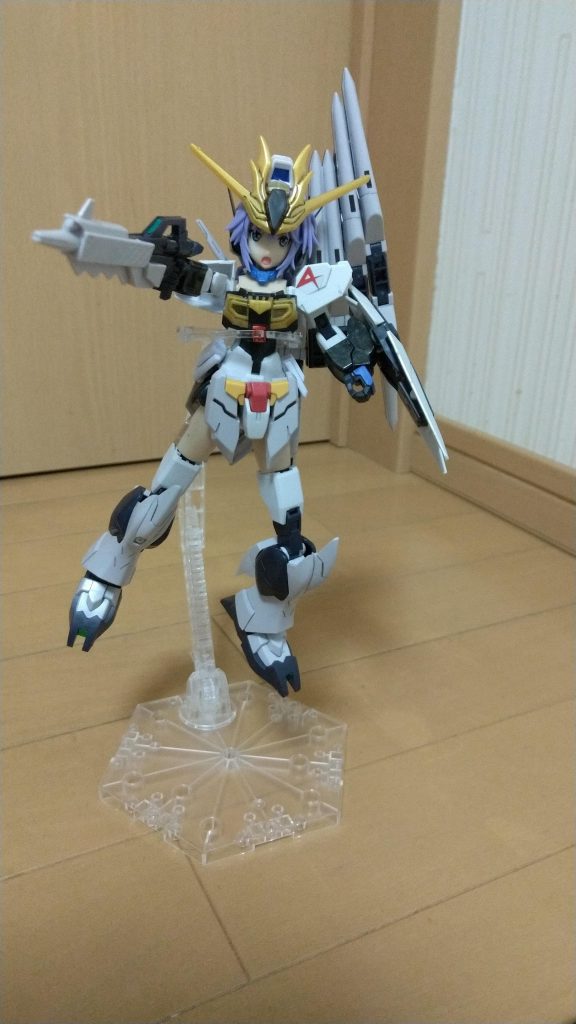 武装は基本フェイクνガンダムのものを使用。ですが、コアスプレーガンは肉抜きされたフェイクνウェポンズのものではなく、肉抜きされてないコアガンダムのものを使用。シールドはアースリィガンダムのものを使用しています。さらに言えば、腕はユーラヴェンガンダム、腰のフロントアーマーはコアガンダムⅡのものを使用しています。