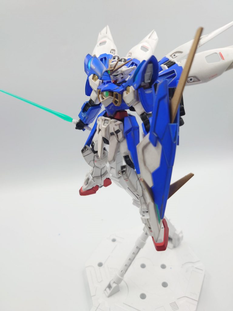 シールドとビームサーベル。自分で作ってなんですがイケメン。