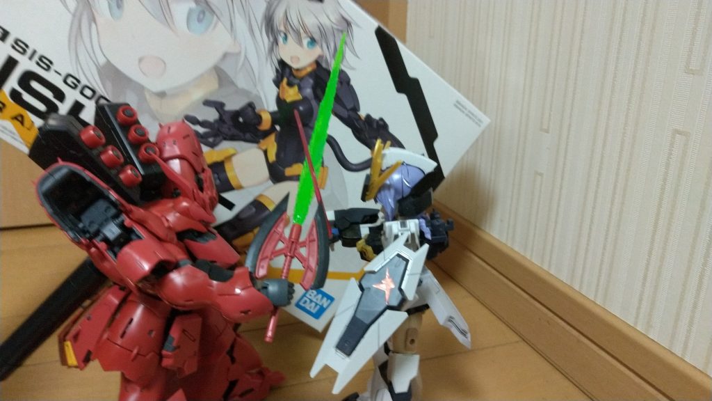 ついで（？）だからRGサザビーと絡ませてみました。以下寸劇（？）となっております、よければお付き合いくださいwwν「シャア！なぜ、こんな萌え（リシェッタ）を落とすっ！こんなものを落とせば転売屋が群がり欲しい人の手元に届かなくなるっ！！」シャア「美プラに群がる人々（転売屋）は自分達のことしか考えていないっ！だからこの私が買い占め欲しい人に届ける！このシャア・アズナブルがそう決めたのだっ！！」ν「エゴだよそれはっ！そうやってあなたは永遠に人を見下すことしか出来ないんだっ！！」シャア「店側が持たんときが来ているのだっ！どんな店だって客の要望を全て受け止められはしないっ！！」ν「人間（主にバンダイ）の知恵はそんなもんだって、乗り越えられる！」シャア「ならば今すぐ全ての者達（転売屋）に英知を授けて見せろっ！！」ν「分かってるよ！　だから、世界に人の心の光を見せなきゃならないんだろ？」シャア「ふん。そういう割には、クェスに冷たかったな、えっ!?」ν「私はマシーンじゃない。クェスの親がわりなど出来ない！　だからか……あなたはクェスをマシーンとして扱って」シャア「そうか、クェスは父親を求めていたのか？　それで、それを私は迷惑に感じて、クェスをマシーンにしたんだな」ν「あなたほどの男が、なんて器量の小さい！？」シャア「ララァ・スンは、私の母になってくれるかもしれなかった女性だ。そのララァを殺したお前に言えたことか！？」ν「お母さん……？」シャア「またはお前が私の母になってくれても……」