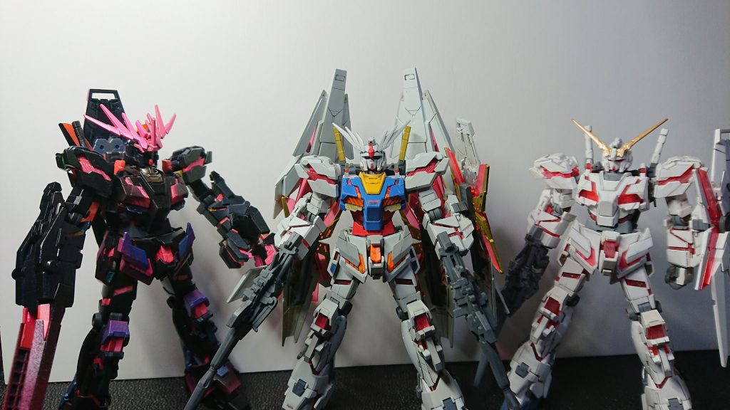 三体並べてみました。ユニコーンは息子が結構前に作ったものを、もらってバラして塗装しました。マグナムはバンシィからもらいました。3体ともほとんどパーツが似たようなものなのでバラシと塗装何回もやってた気がしますね。