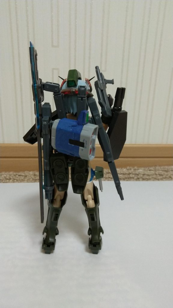 後ろはこんな感じ。腰のパーツは3mmの穴の空いたボール状のパーツに3mm棒を刺して腰と接続。背中は本体に3mmの穴を開けて取り付けています。