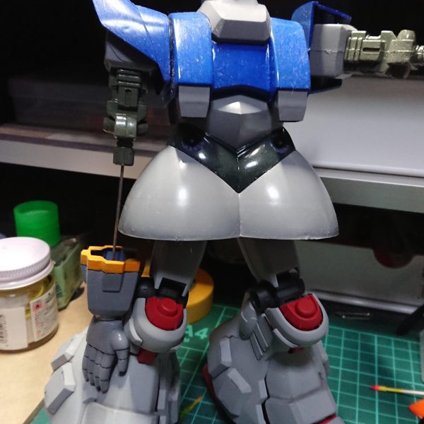 塗装失敗のビグロと一緒に昔制作したＭＧのGP02も合わせ目とか気になって、手をだしてしまいました。気まぐれにやっるので、どれから完成するのか未定です。前から気になっていたので旧キットのジオング乗っけてみました。足がゴツいのでそんな悪くないですね。ジオングがHGとかだったらなー。ちなみに本当に乗せてるだけです。（2枚目）