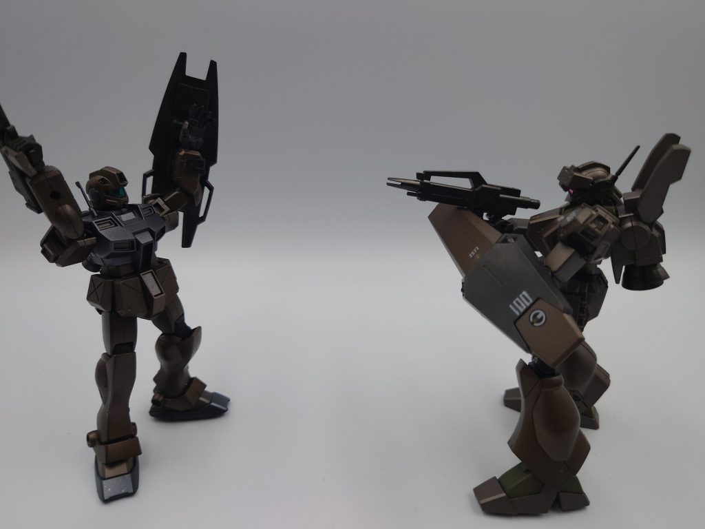 ハンズアップ!ほんと2年前ならこいつらがゴロゴロ量販店にあって色々遊べたのになんでこの頃ガンプラほとんど作って無かったんだと後悔する毎日です。ジム・コマンドなんて1000円以下で遊べる良キットだったのに。。。今や。。。涙早く世界もガンプラ界も平和になりますように。。。